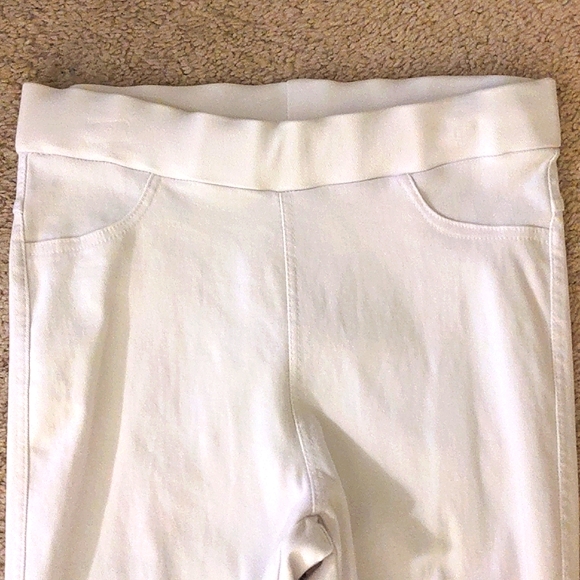 Women's Pull-On Distressed Denim Jeggings in White - Picture 9 of 10